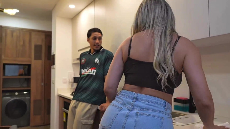 MilanRodriguez: セクシーな継母が夫が仕事中に義理の息子とセックスする