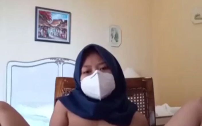 Jilbab69: 바이브레이터로 질을 꽂는 발정난 후 히잡