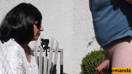 Les Gourmands: MILF im freien mit sonnenbrille und lippenstift gibt ehemann einen...