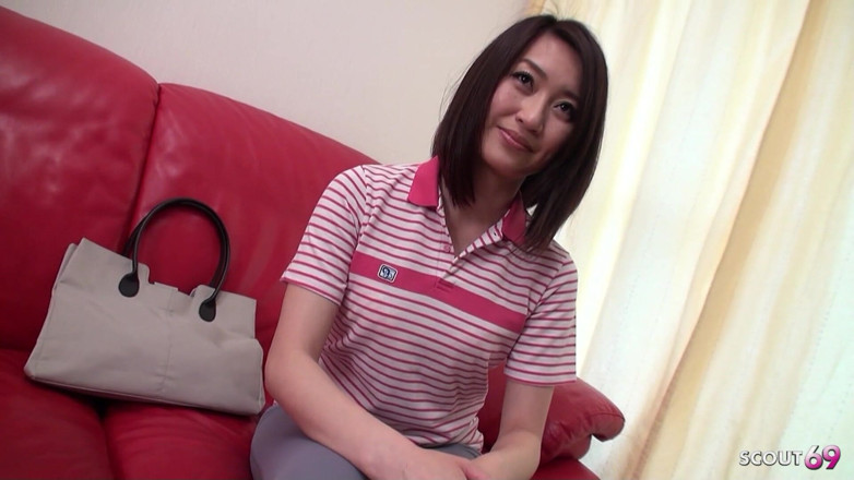 Asian porn collection: Mujer japonesa habla con casting sin censura chupar leche en...