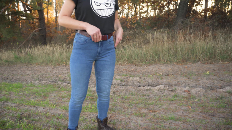 Teasecombo 4K: Meia-irmã provoca buceta de capô de fusca em jeans azul...