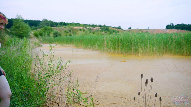 Lyndra Lynn: Orgasm in lake of mud