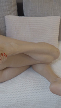 La milf bionda matura prende in giro con i piedi con le calze glitterate