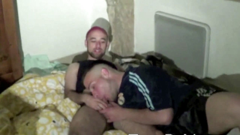 Sneaker gay: Sessione di sneaker schiavi da 2 sneakers cattivi ragazzi