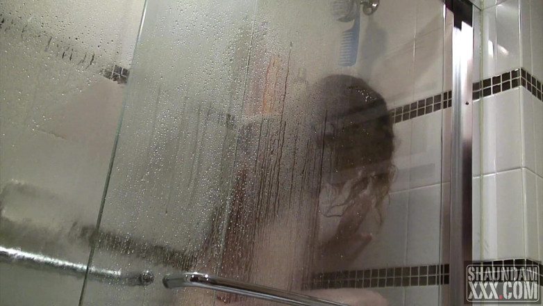 Shaundam: Anal y garganta follada en la ducha