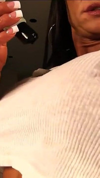 Große schöne bodybuilderin reibt Öl auf ihre muskeln