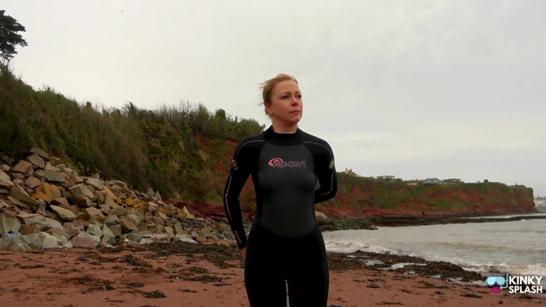 UKCuteGirl Lucy Lauren: Wetsuit, Waves and Kink: Pengembaraan Perhambaan Yang Tidak Dijangka Perenang