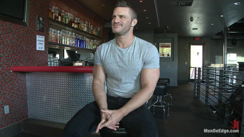 Men on Edge: Barkeeper mit muskeln wird heruntergenommen, gefesselt und edging