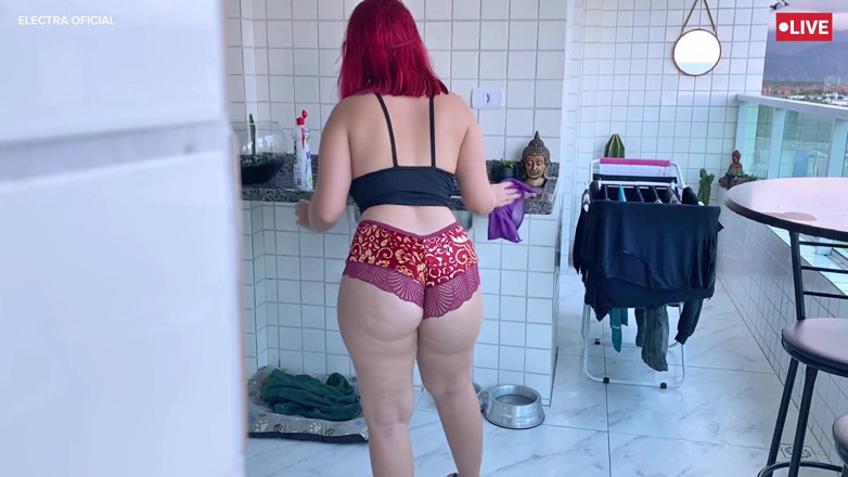 Curious Electra: Temizlikçi kadın patronu için kışkırtıcı kıyafetler giyerek evi temizliyor