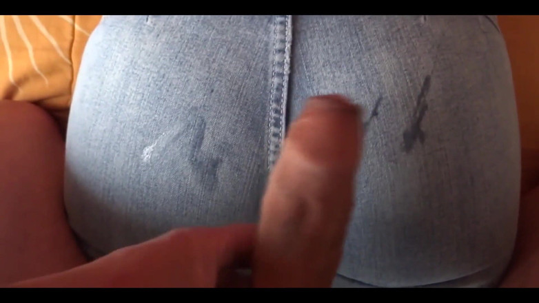 Ardientes69: 我妻子的好朋友在她的屁股上射了一大片精液