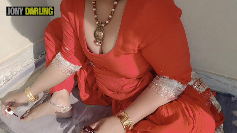 Jony Darling: Bhabhi Punjabi memukul kukunya di atas bumbung