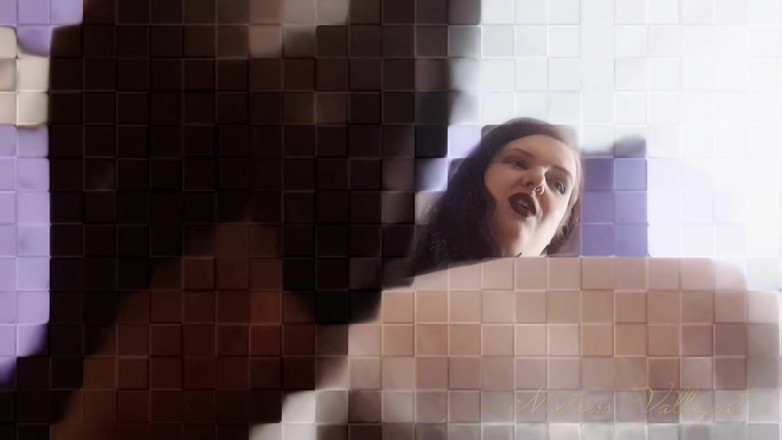 Mxtress Valleycat: Lounging Giantess Looms