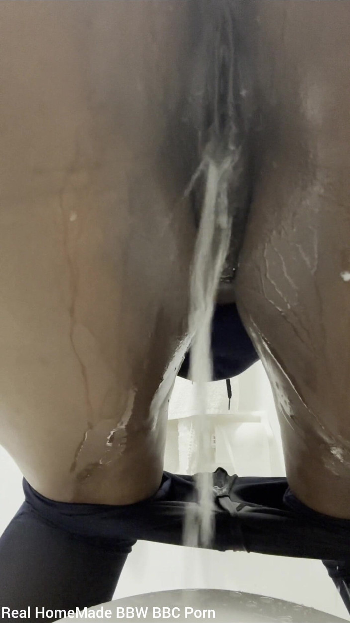 Super sexy ebony cuties: Alla disperata ricerca di una pipì mi piscio nei pantaloni...