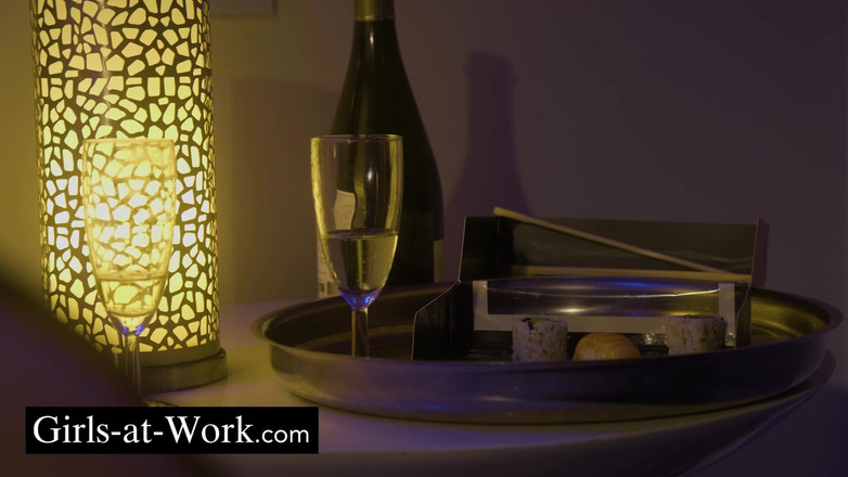 Girls At Work: Tiffany Leiddi uwodzi Ricky w łazience