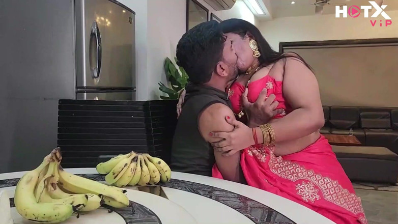 Indianxxx nude: Indische milf Bhabhi met enorme tieten stript Saree en neukt...