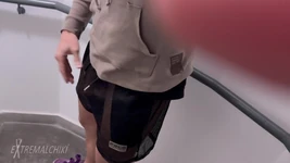 Menunggu Pemungut Sampah Muda Berbogel