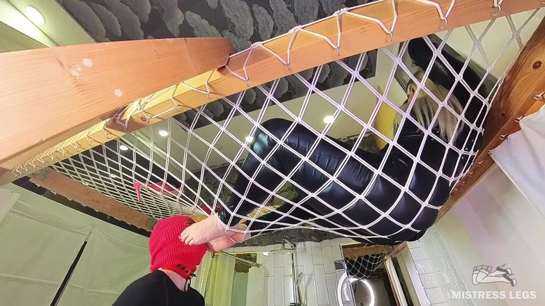 Mistress Legs: 吊床女神崇拜 第1部分 - 第一人称视角脚趾吮吸和脚下的奴隶舌头服务