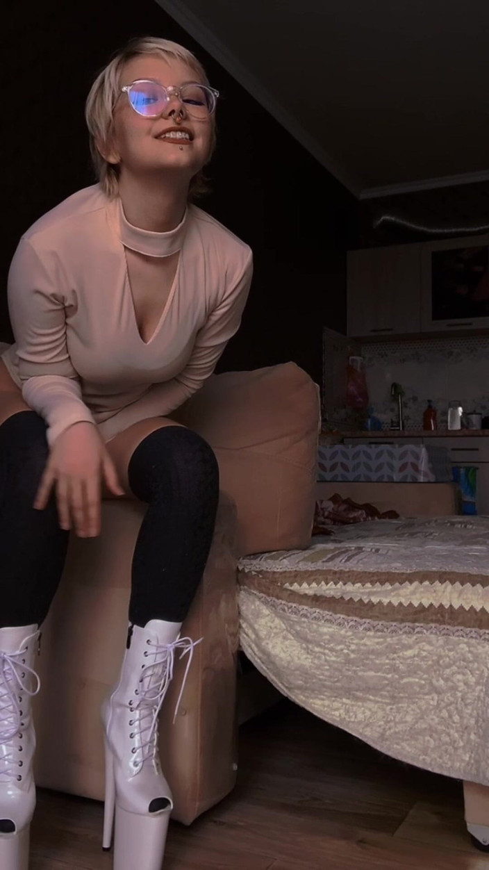 Body_lyric: बस ऊँची एड़ी के जूते पहनी इस प्यारी को देखो!