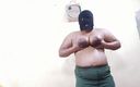 Mona Bhabhi: Monabhabhi massage à l&amp;#039;huile des seins énormes par elle-même