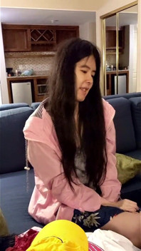 Fată asiatică a arătat dulapul și apoi suge pula neagră