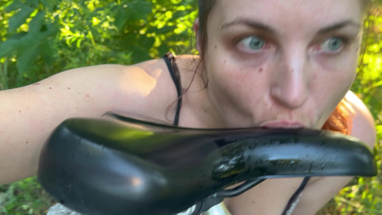 Elena917: Wycieczka rowerowa - sikanie i lizanie upokorzenia