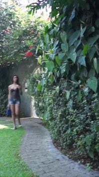 Giovane, bella e con una grande sorpresa # 2