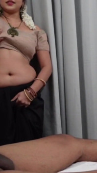 bari gand vaali hot bhaartiy aanti bhaartiy saari ke saath jordaar land ki savaari kar rahi hai.
