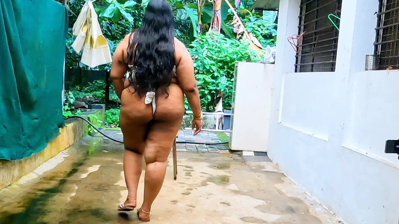 Anne Ipe: Odhalení v sexy těle venku, Mallu MILF v tradičních loincloth...