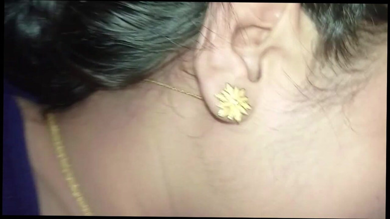 Desi Video BD: 热辣孟加拉村人妻在家，脱下衬衫