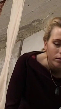 Handjob dan orgasme bilik dobi liar awek blonde