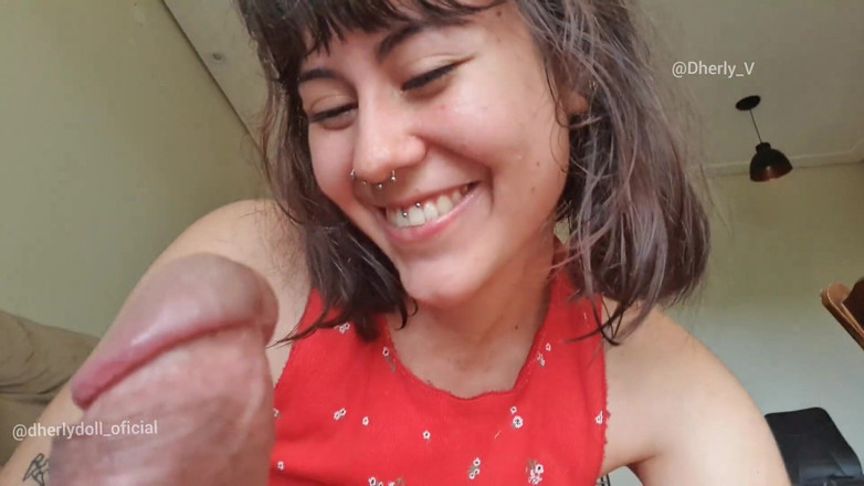 DherlyDoll: Něžná hra s ústy na tlustém ptákovi, amatér zblízka dává potěšení...