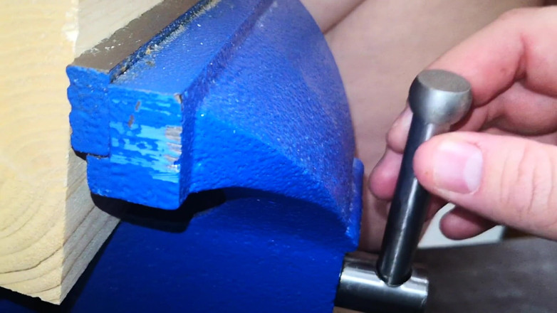 Bouncy Tits Action: Il capezzolo stringendo una morsa