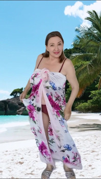 Sexy abuela en bikini provocando por enormes tetas