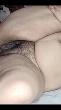 Çok ateşli desi iri güzel kadın netu parmakla çok sert sikiliyor ve Hintçe seksi inliyor
