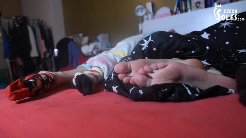 Czech Soles - foot fetish content: 침대에서 풋시 소녀 두 명