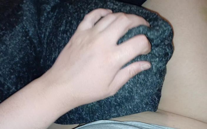 Lesbian-illusion: 2人のガールフレンドのベッドでのクイックセックス