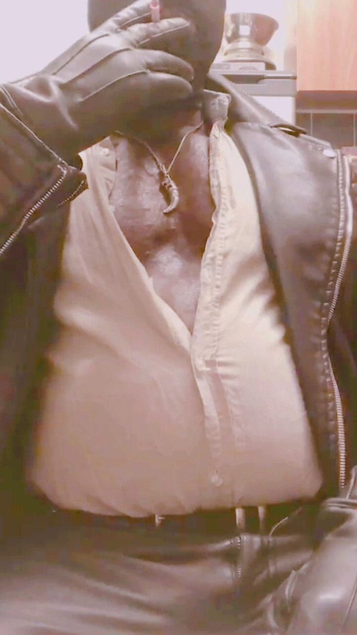 Black smoking muscle stepdad: Maskierte Leder-attired, Aufgeblähter Bauchrauch