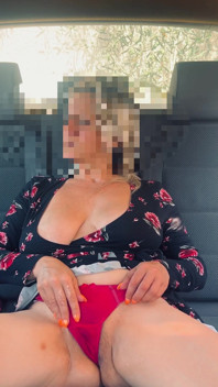 Vyprázdním kondom sexu v mé kundičce v autě
