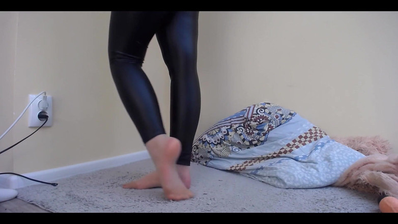 JuiceLussie: Menyembah Kaki Dalam Kulit