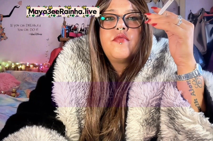 Goddess Maya3ee Rainha: Chainsmoking königin im Pelz, BBW, milF, grüne Augen, rote Nägel,...