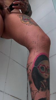 A gigante faz de você seu prisioneiro para que você possa assistir enquanto ela se depila!