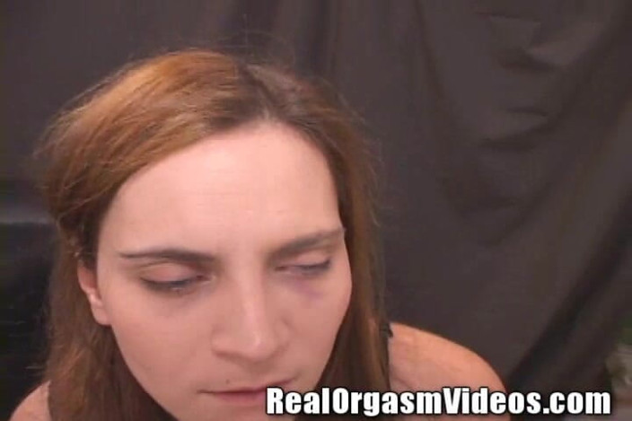 Sybian Orgasm Videos: Soția roșcată are orgasme pe pizda umedă Sybian Monster Ride!