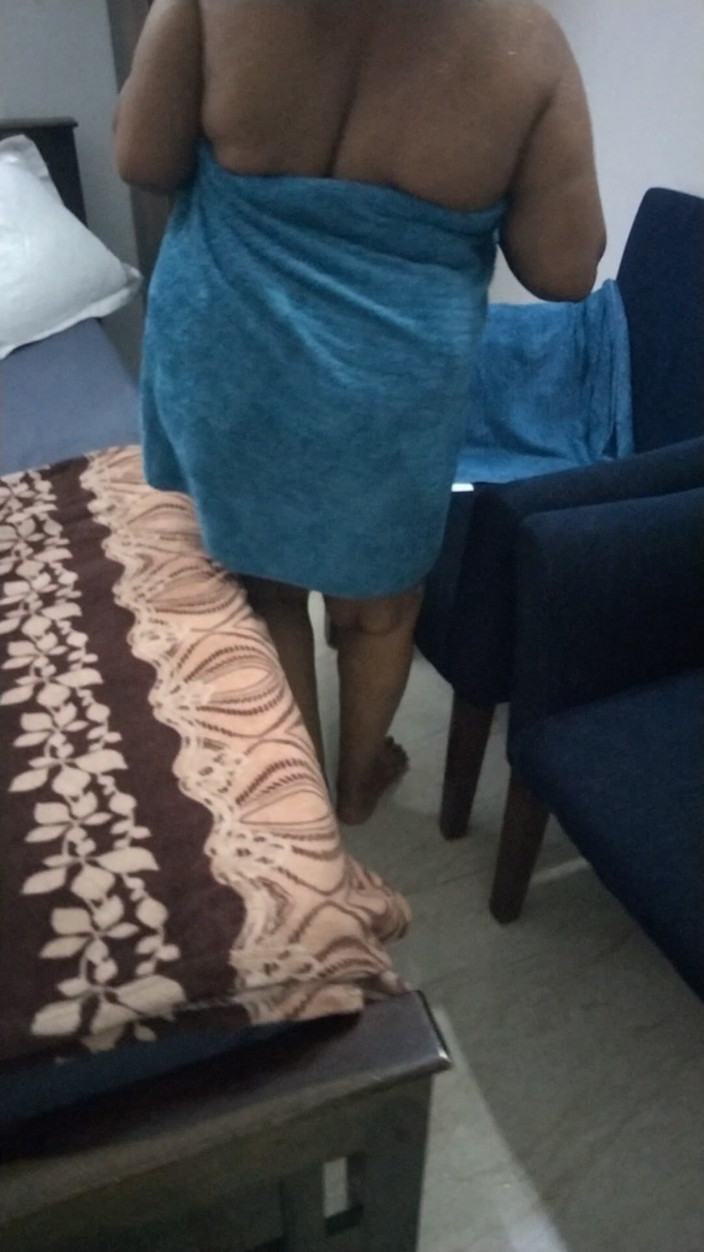 Tamil lesbian: 熱い入浴の継母