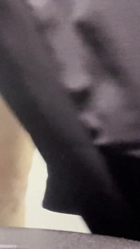 Un giovane ragazzo in perizoma prova i nuovi pantaloni, culo dolce e scoppio del pene