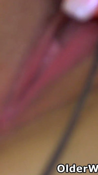 Ashleigh, MILF britannique en collants, vous laisse la regarder se faire traire les seins