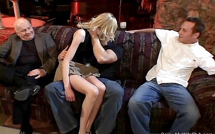 Screw My Wife Club: Blonde babe kreunt terwijl een geile man haar neukt