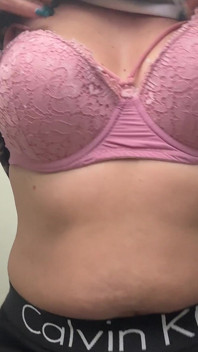 내 가슴을 가지고 놀고 내 엉덩이를 흔드는 기차의 공중 화장실에서 쪼이는 레깅스를 입은 나