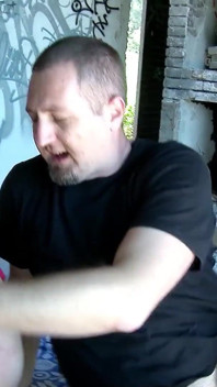 Styvfar knullar blond mager tonåring Eli Tetona på den förlorade platsen och ger henne cumshot