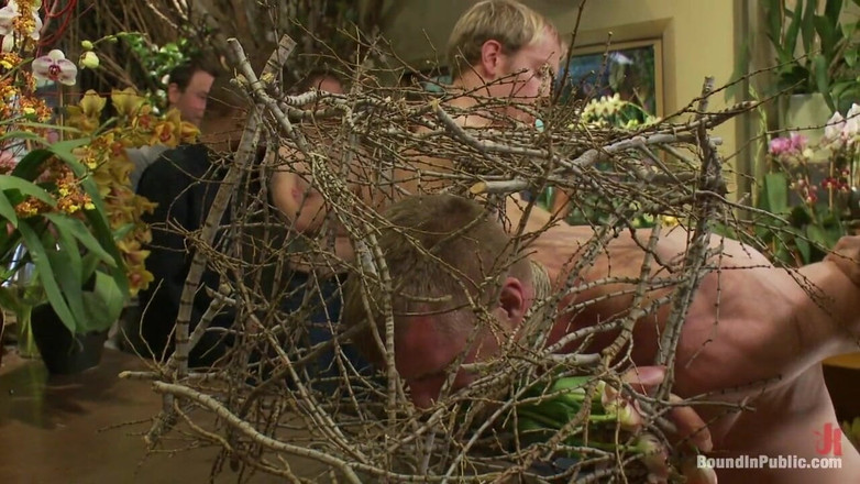 Bound in public: Severský kus ponížen a bukkake v květinářství.