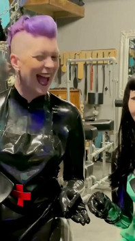 占主导地位的护士给你前列腺检查